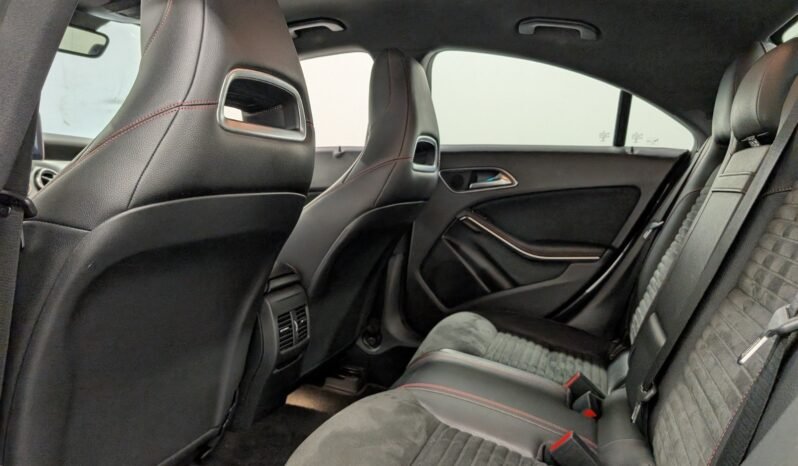 
Mercedes-Benz CLA 180 1.6 Turbo 122 ch full									