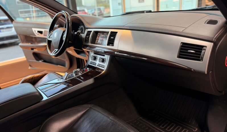 
Jaguar XF 2.2D SPORT full									