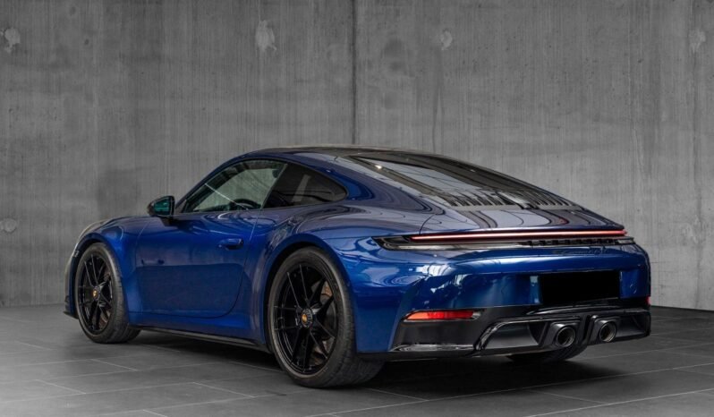 
Porsche 911 Carrera 4 GTS full									