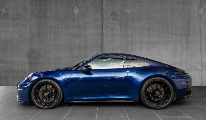 
Porsche 911 Carrera 4 GTS full									