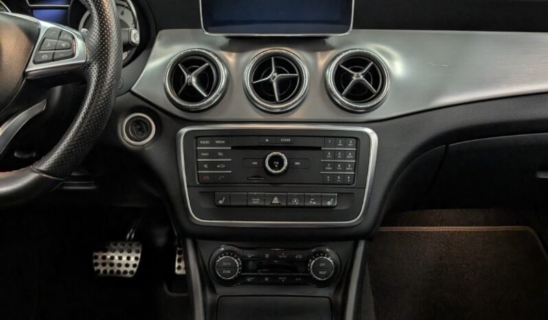 
Mercedes-Benz CLA 180 1.6 Turbo 122 ch full									
