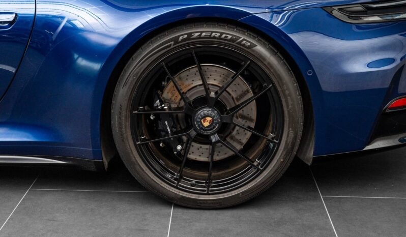 
Porsche 911 Carrera 4 GTS full									