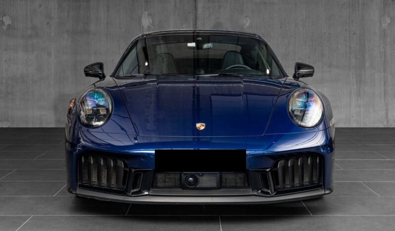 
Porsche 911 Carrera 4 GTS full									
